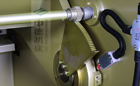ZDS-450采用高精度刀片間隙調節(jié)齒輪，經(jīng)過淬火高硬度又耐磨，表面鍍鋅不生銹，長年累月使用依然有很高的調節(jié)精度.jpg