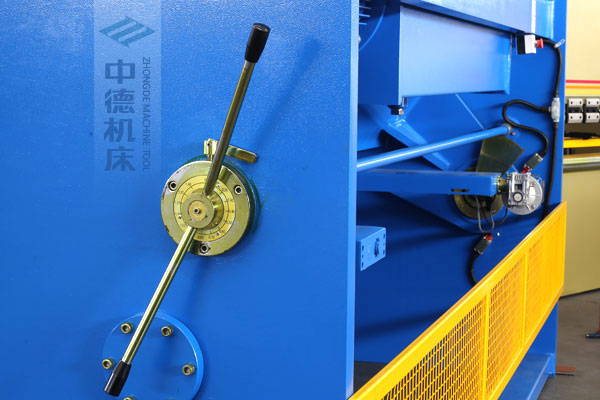 ZDSK-1632剪板機刀片間隙手動調(diào)節(jié)器，刻度清淅，調(diào)節(jié)省力又簡便.jpg