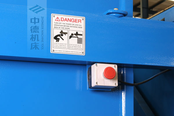 ZDSK-1632剪板機后部緊急停止按鈕，最大程度保障工人安全.jpg