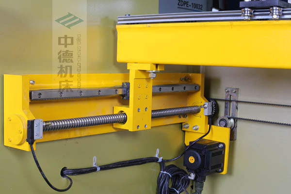ZDPK-10032X軸配有滾珠絲桿及直線導軌，大功率伺服電機，鋼絲同步帶，能顯著提升X軸定位精度及速度