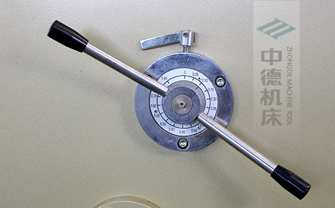 ZDS-840剪板機刀片間隙手動調(diào)節(jié)器，刻度清淅，調(diào)節(jié)省力又簡便.jpg