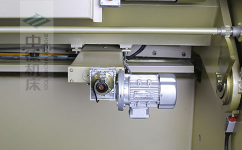 ZDS-840剪板機后檔料結(jié)構(gòu)，平行度高，并采用國內(nèi)一流品牌軸承，耐磨抗壓壽命長.jpg
