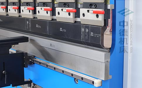 ZDPK-6325標配高精度模具快夾，換模速度快5倍，加高型模托是門業(yè)制造專業(yè)配置.jpg