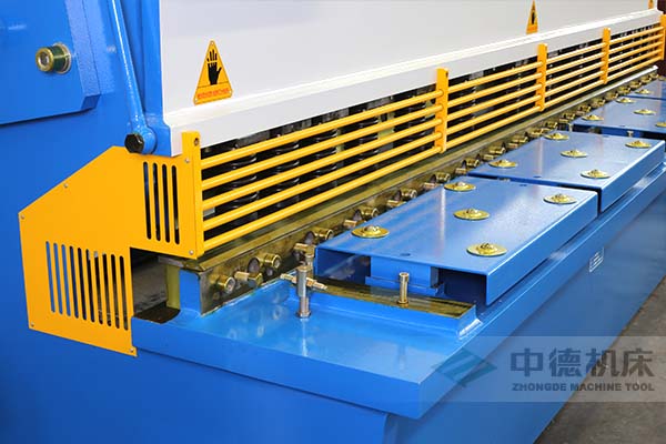 ZDS-1632剪板機進料口，安全防護，進料無阻，又能直接觀看到燈光對線的剪切位置.jpg