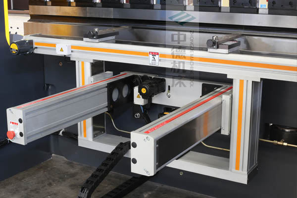 ZDPE10025-4+1軸全封套加強(qiáng)型鋁合金后檔料系統(tǒng)，內(nèi)有成套滾珠絲桿和直線導(dǎo)軌，精度高速度快噪音低.jpg
