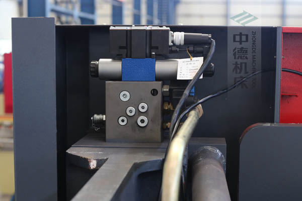 ZDPE10025采用進(jìn)口液壓系統(tǒng)，穩(wěn)定無故障，耐高溫高壓，持久工作精度高.jpg