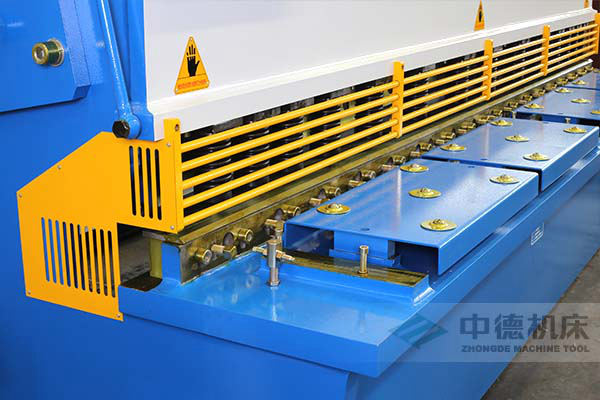 ZDS-432剪板機進料口，安全防護，進料無阻，又能直接觀看到燈光對線的剪切位置.jpg